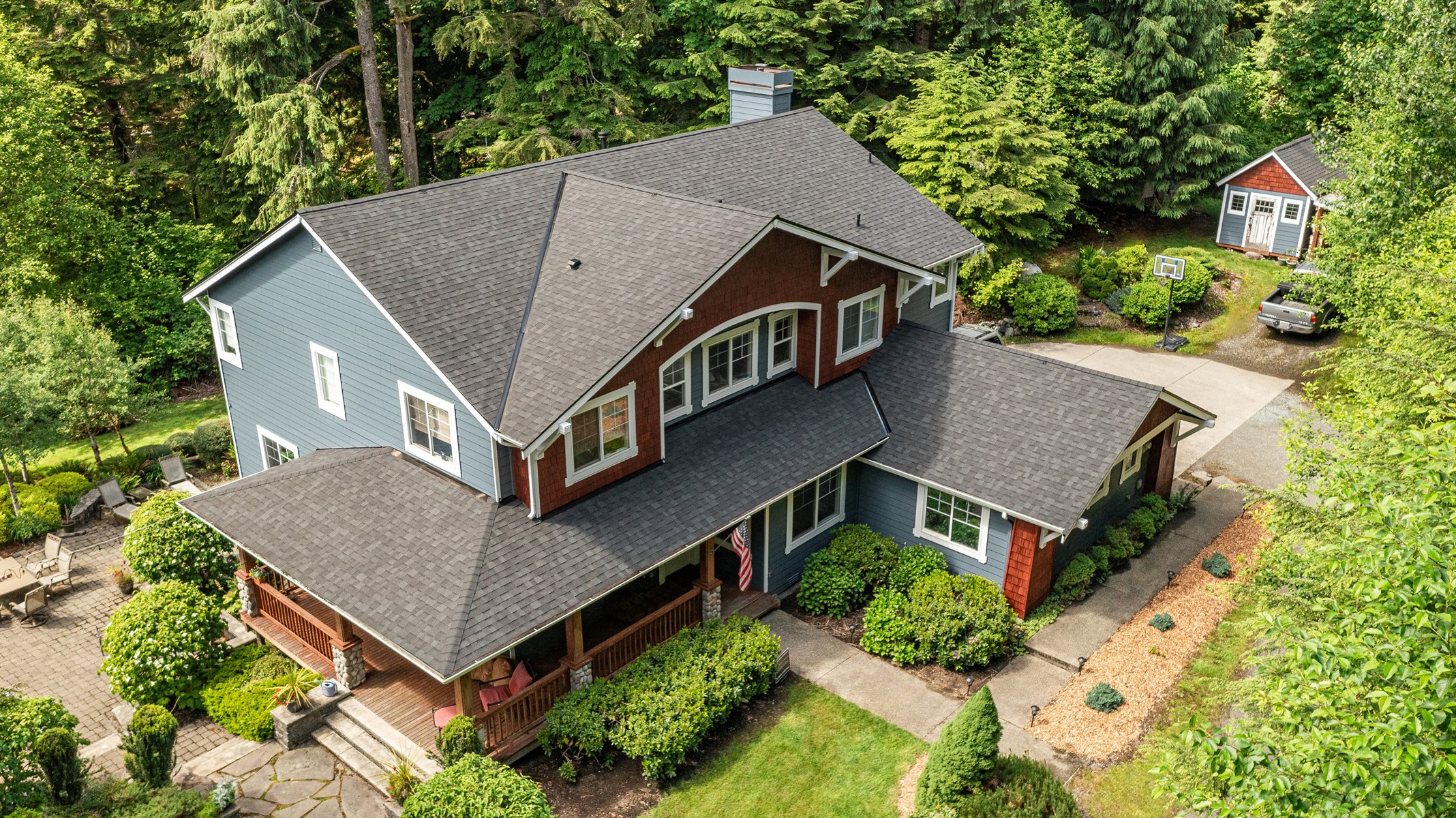 Black composite shingles on big two-story home near Portland, OR